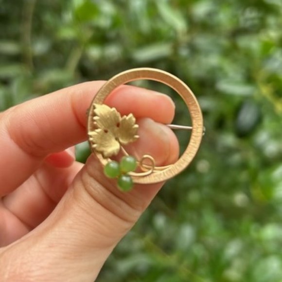 VTG KREMENTZ Gold Circle Leaf Green Stone BROOCH - Picture 1 of 6
